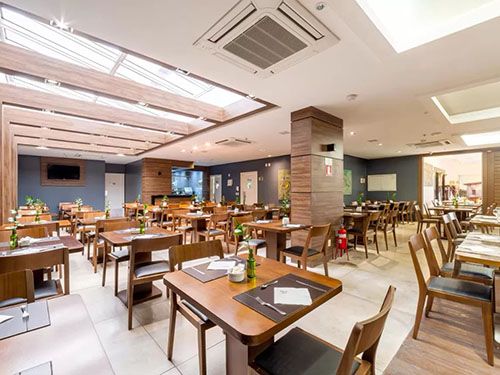 mesas e cadeiras do Hotel Laghetto Viverone Bento