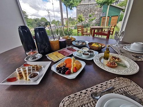 Refeição na pousada Cantelli