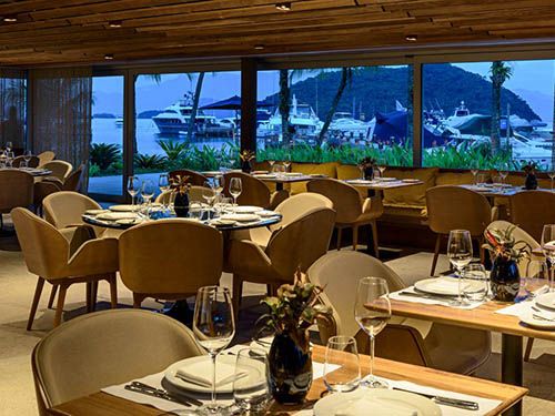 Mesas do restaurante do Fasano Angra dos Reis