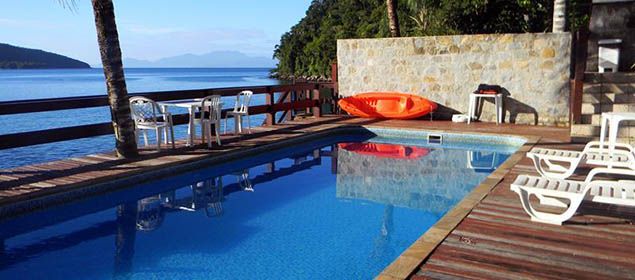 Fachada da piscina da Pousada das Flores