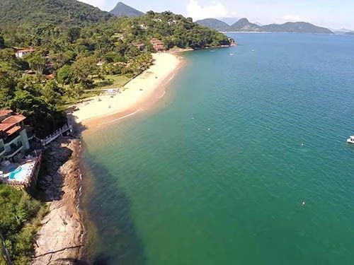 Praia perto da Pousada das Flores