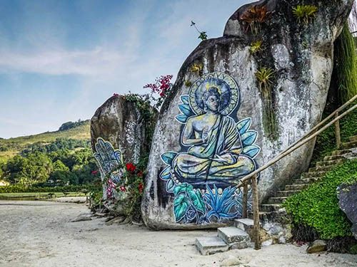 pedra perto do Buddha Village Boutique Hotel