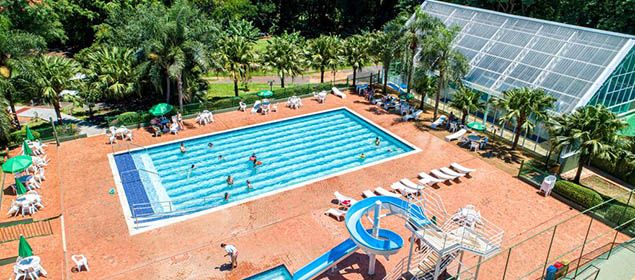 Fachada da piscina do Hotel Nacional Inn Iguaçu