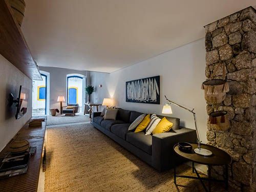 Sofá e TV Pousada Literária de Paraty