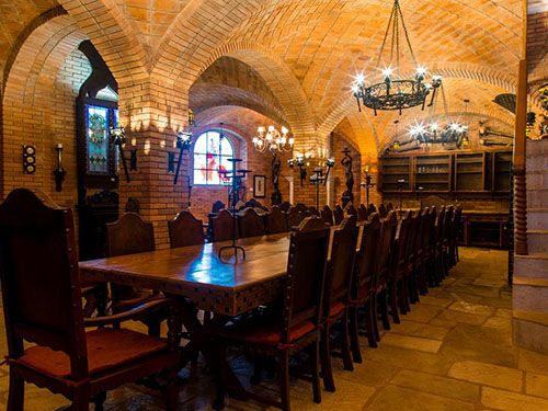 Mesa grande do Castelo Nacional Inn