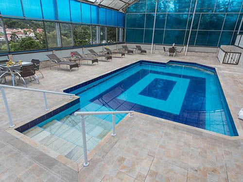 Piscina no Hotel Leão da Montanha