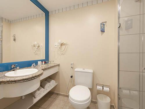 banheiro no Comfort Hotel Fortaleza