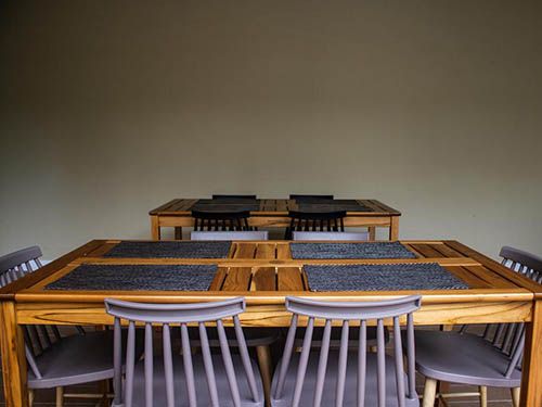 Mesas e cadeiras no Pauli Hotel