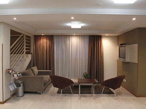 Mesas e cadeiras do Barigui Park Hotel