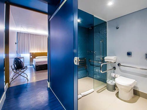 Banheiro do ibis Styles Curitiba Batel