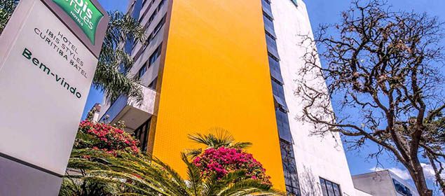 Fachada do ibis Styles Curitiba Batel