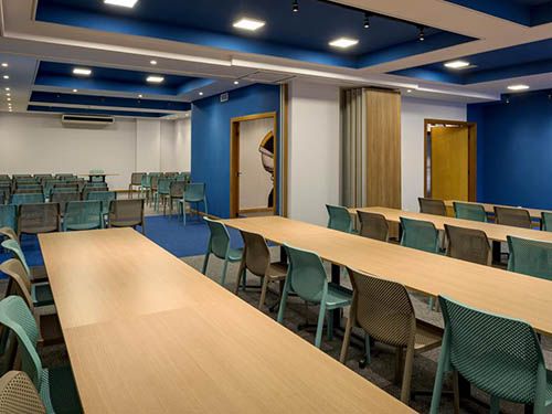Sala de reunião do ibis Styles Curitiba Batel
