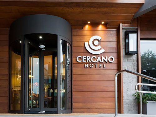 Porta principal do Hotel Cercano