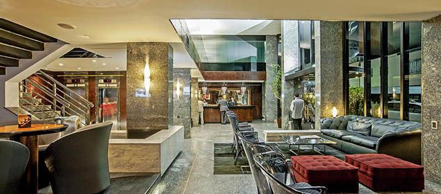 Fachada da recepção do Slaviero Essential Curitiba Centro