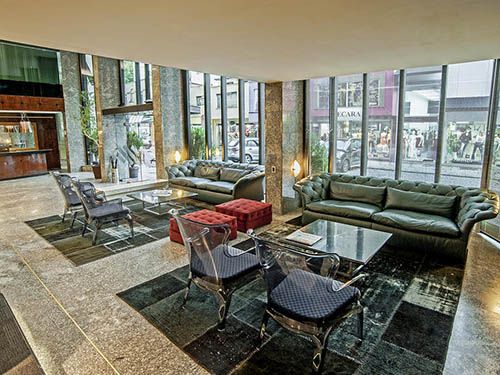 Sala de recepção do Slaviero Essential Curitiba Centro