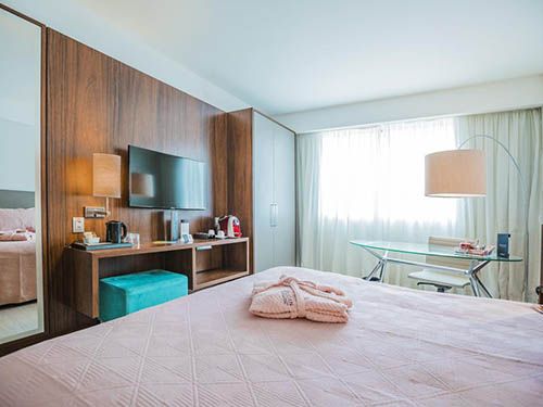 Painel da tv do Bugan Recife Hotel by Atlantica