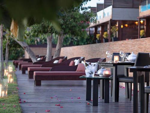 Mesas e cadeiras do Essenza Hotel