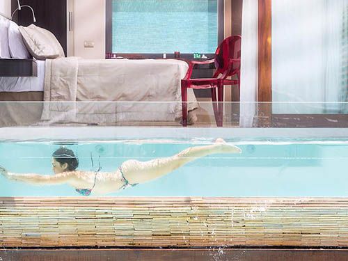 Piscina na sacada do quarto no Essenza Hotel