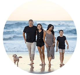 Família passeando pela praia.