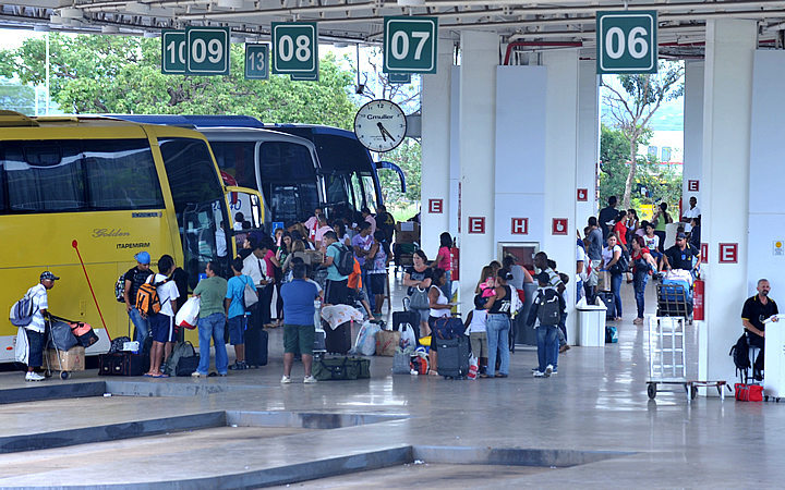 Pessoas embarcando no ônibus Pessoas embarcando no ônibus