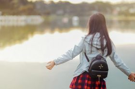 Menina em frente ao lago - viagem com criança