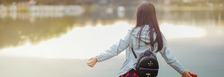 Menina em frente ao lago - viagem com criança Menina em frente ao lago - viagem com criança