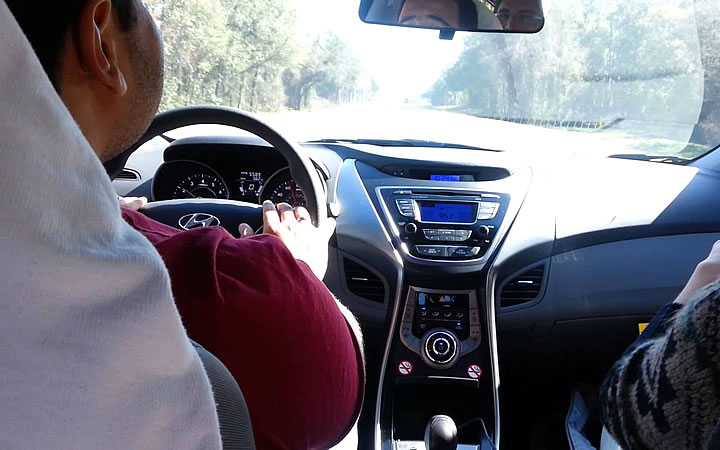 Homem dirigindo carro Homem dirigindo carro