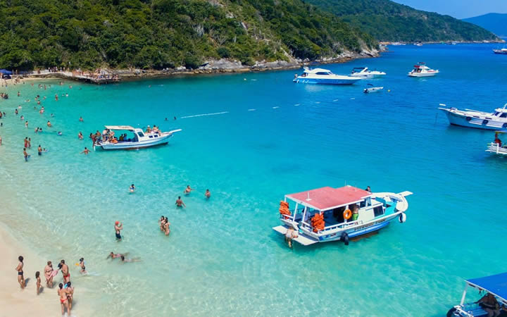 Passeio de Barco Partindo de Praia do Forno em Arraial do Cabo Passeio de Barco Arraial do Cabo