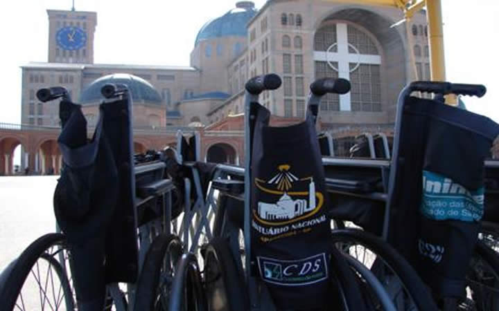 Cadeiras de roda em frente o santuário de Aparecida Cadeiras de roda em frente o templo em Aparecida do Norte