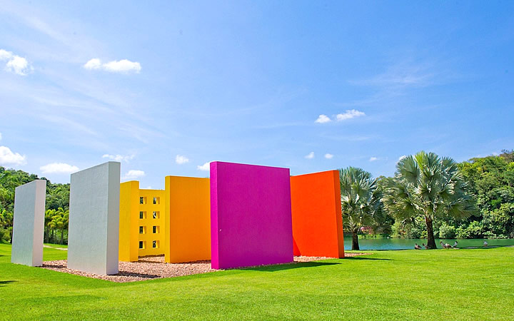 Muros coloridos uma obra do Instituto Inhotim