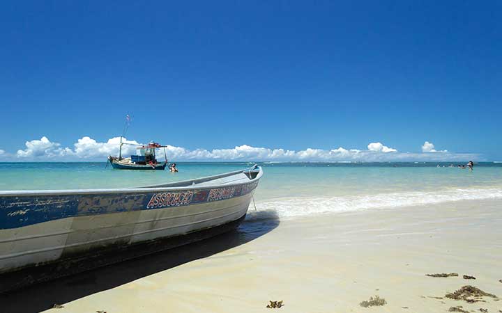 Barco na orla da praia de Trancoso
