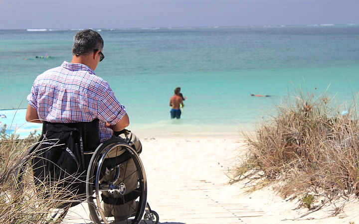 Cadeirante em uma praia