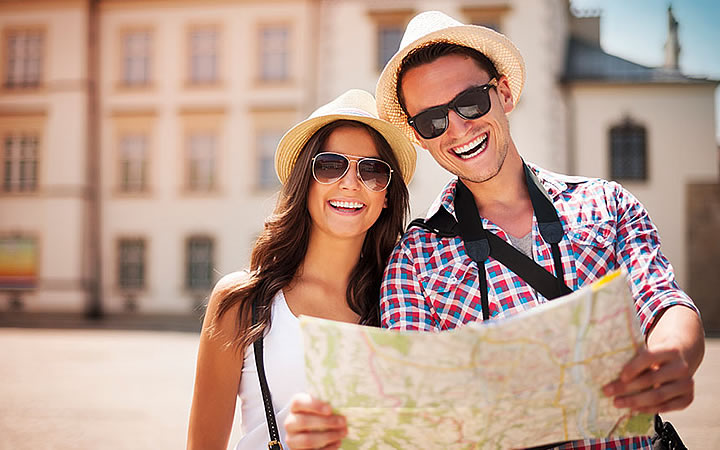 Viajantes olhando no mapa Viajantes olhando no mapa