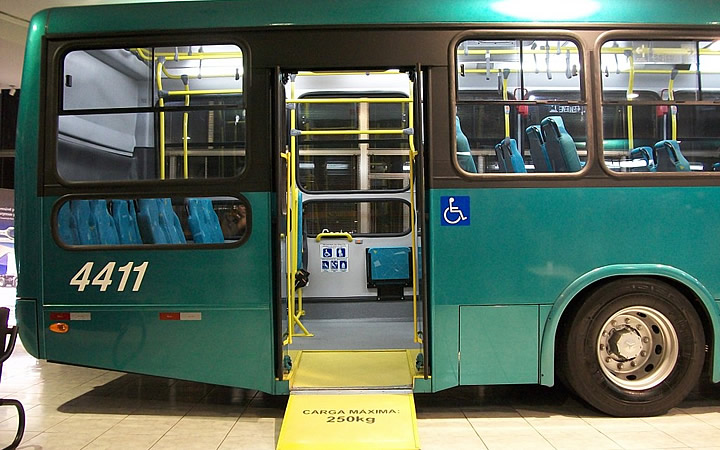 Ônibus adaptado para o transporte de passageiros com deficiência