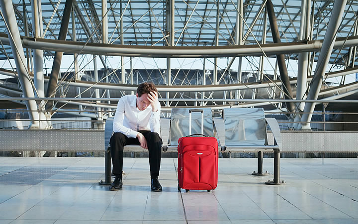 Atraso de voo internacional - Viajante esperando avião