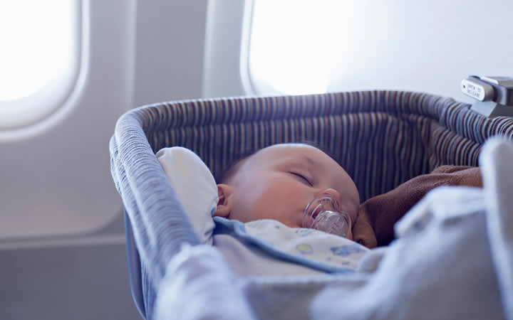 Bebê dormindo na viagem de avião