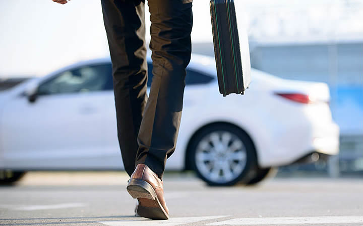 Cidadão indo pegar o carro alugado Cidadão indo pegar o carro alugado