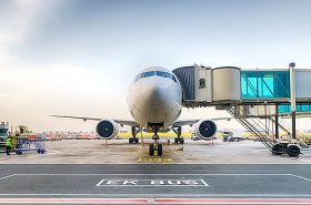 Como encontrar voos baratos - Avião esperando passageiros