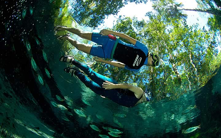 Flutuação nas águas azuis - Chapada dos Guimarães