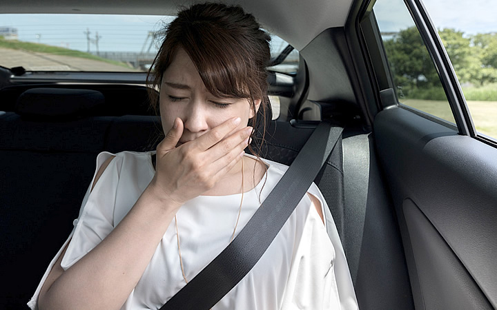 Mulher enjoada no carro Mulher enjoada no carro