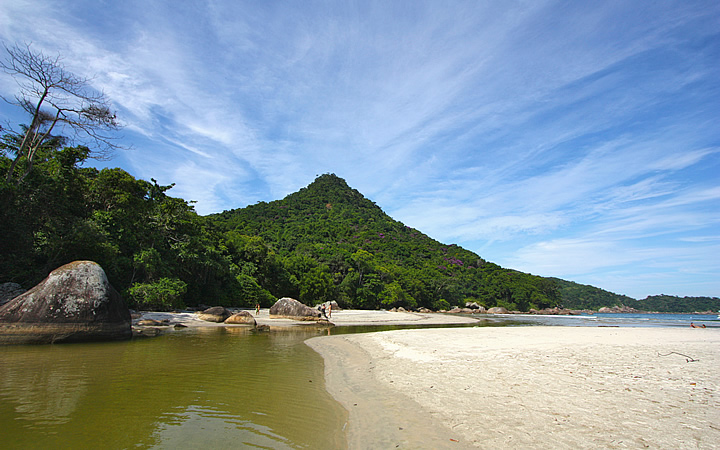 Praia de Dois Rios em Ilha Grande Praia de Dois Rios em Ilha Grande