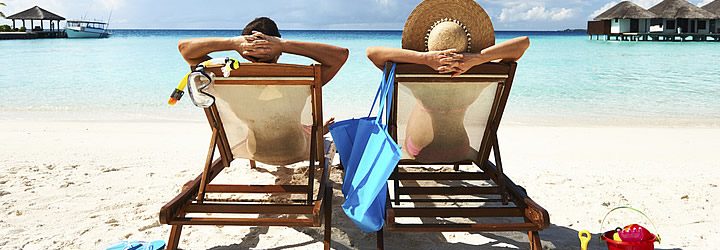 Seguro viagem - Viajantes em uma praia Seguro viagem - Viajantes em uma praia
