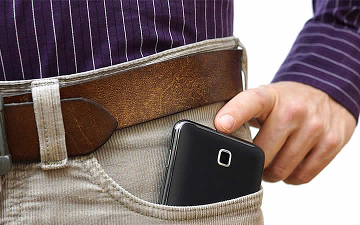 Telefone guardado no bolso Telefone guardado no bolso