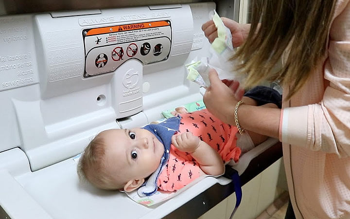 Trocando Fralda de Bebê Trocando Fralda de Bebê