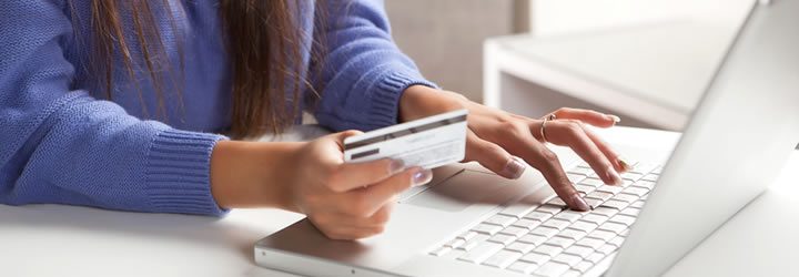 Usuária decidindo comprar passagem aérea ou de ônibus pela internet Usuária decidindo comprar passagem aérea ou de ônibus pela internet