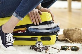 Viajante arrumando um jeito de como fazer as malas para viagem