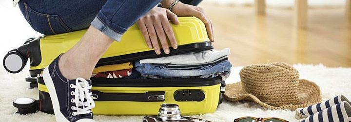 Viajante arrumando um jeito de como fazer as malas para viagem Viajante arrumando um jeito de como fazer as malas para viagem