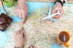 Viajantes decidindo como escolher o destino da viagem