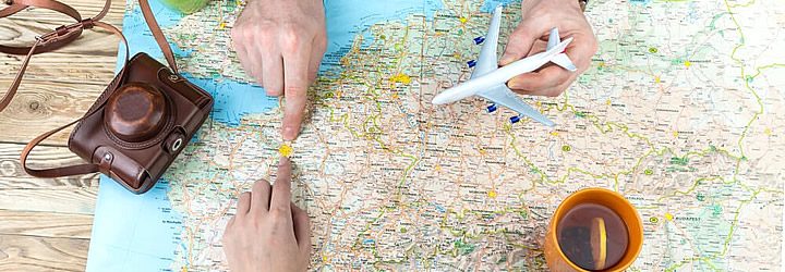Viajantes decidindo como escolher o destino da viagem Viajantes decidindo como escolher o destino da viagem