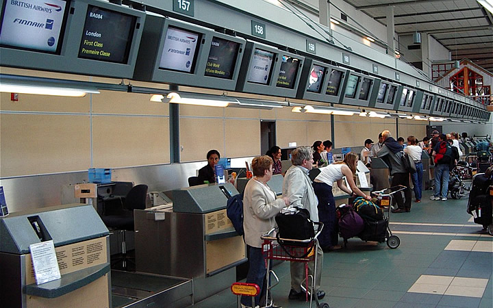 Viajantes fazendo Check in Viajantes fazendo Check in